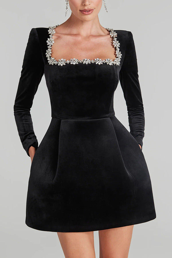 Damen Elegantes Samtkleid mit Blumenapplikationen und U-Boot-Ausschnitt Lisslune