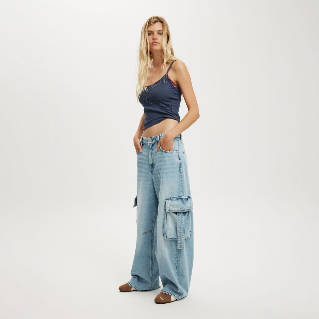 Women's casual cargo jeans in a loose fit with practical pockets Lisslune