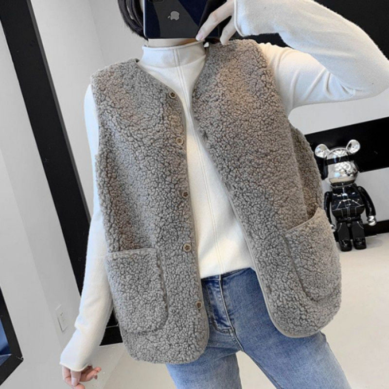 Ladies teddy fleece vest with practical pockets and button closure Lisslune