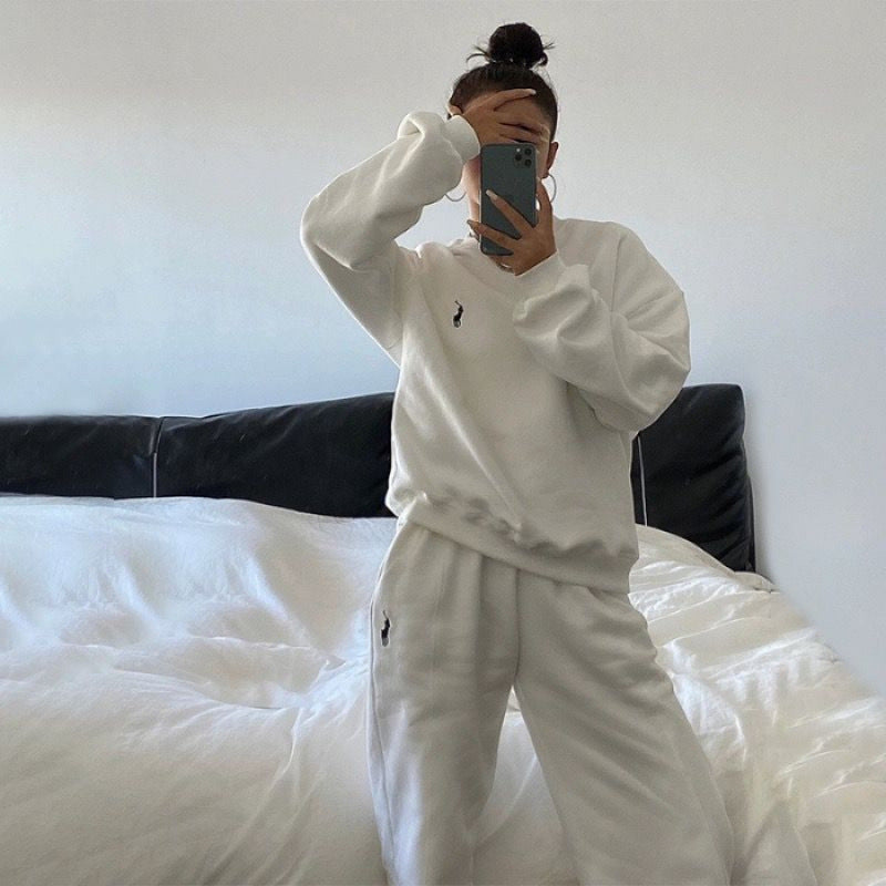 Women's comfortable sweat suit with practical pockets and elastic waistband Lisslune