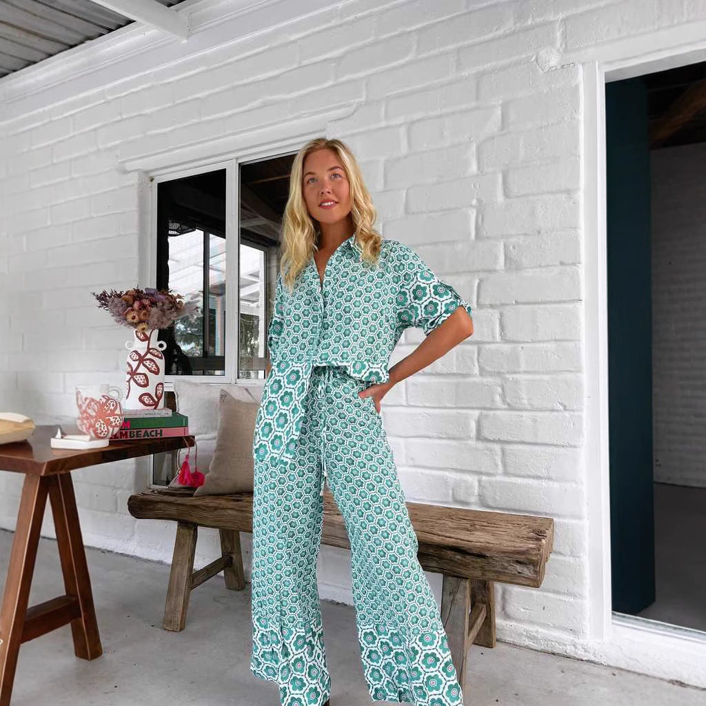 Women's chic blouse-pants combination with floral print and loose fit