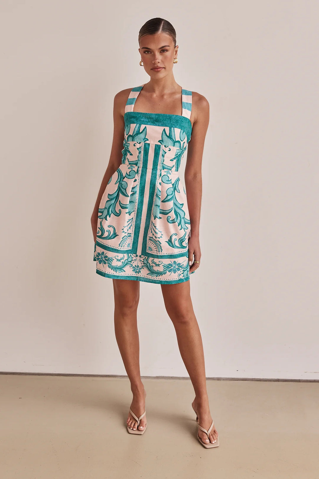 Women's summer dress with elegant design and practical pockets