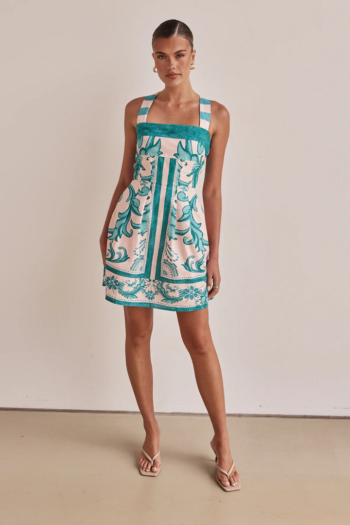 Women's summer dress with elegant design and practical pockets