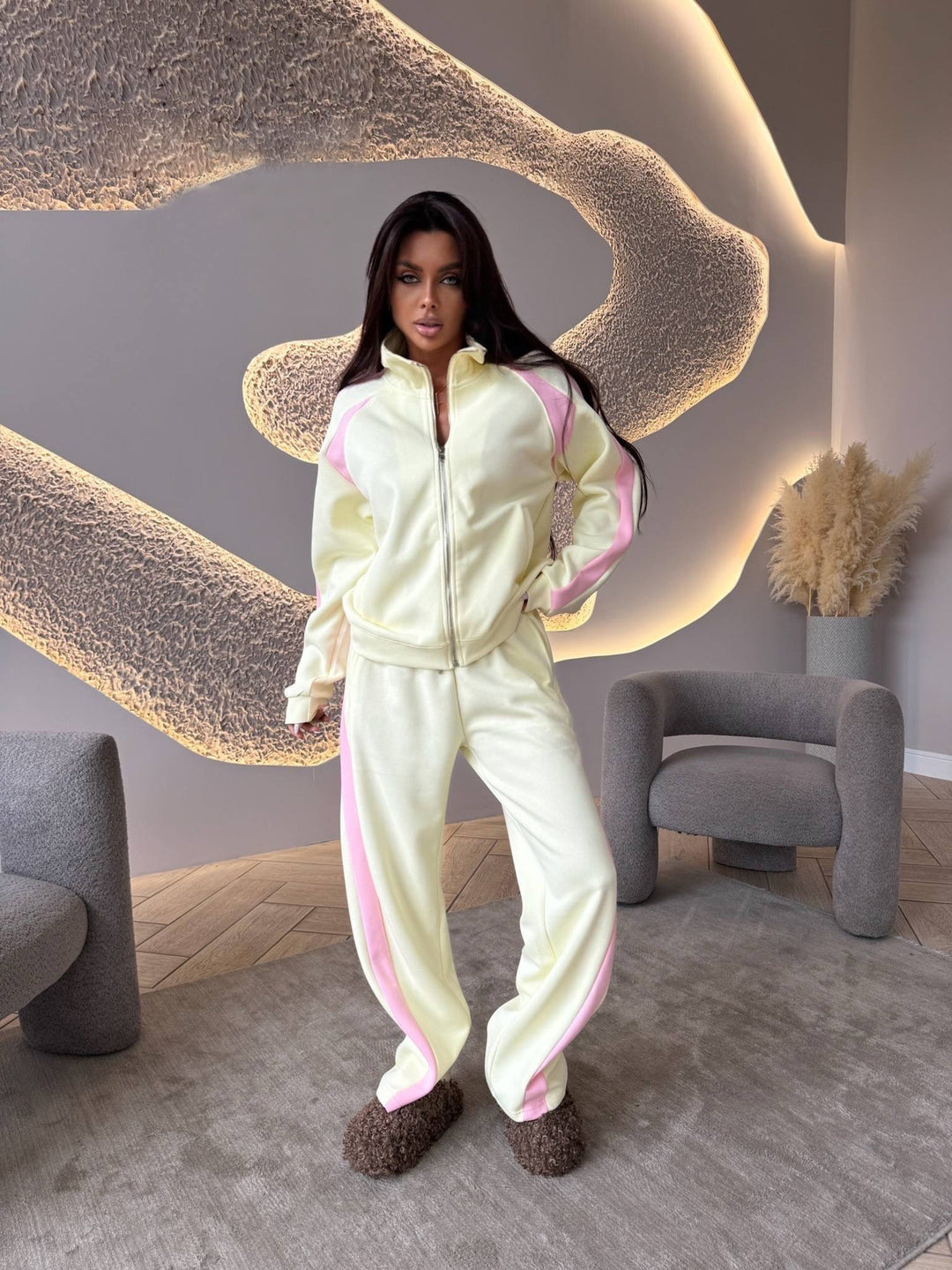 Women's sporty tracksuit with modern zipper and side stripes Lisslune