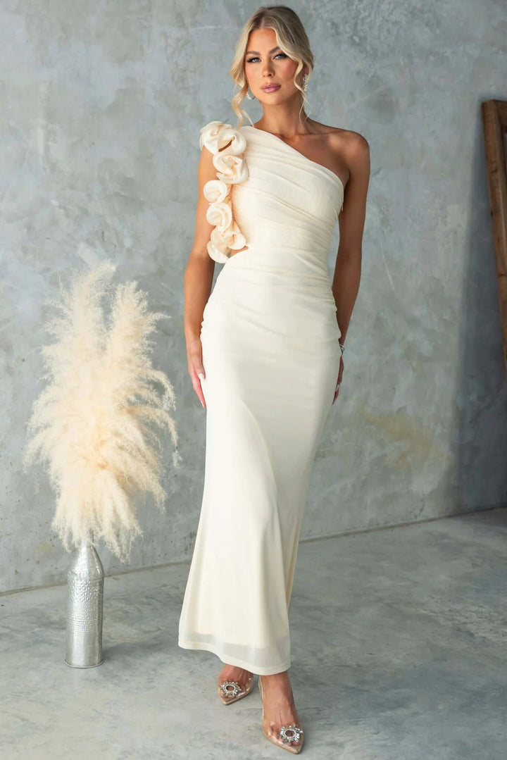 Ladies Elegant Ruffled Maxi Dress with an Off-Shoulder Design and Tailored Fit
