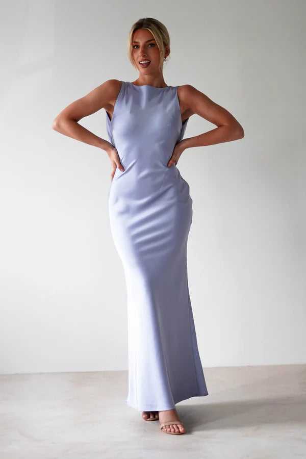 Women's maxi dress with elegant cut and flowing fabric