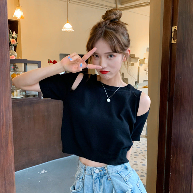 Women's Cropped Top with Off-Shoulder Design and Modern Knit Pattern