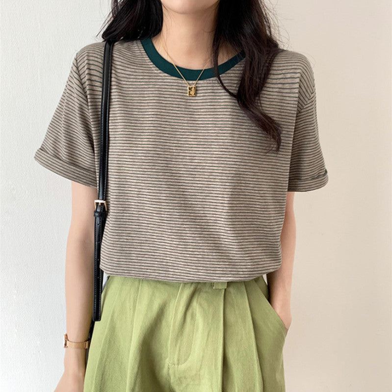 Women's striped T-shirt with contrasting round neckline and comfortable fit