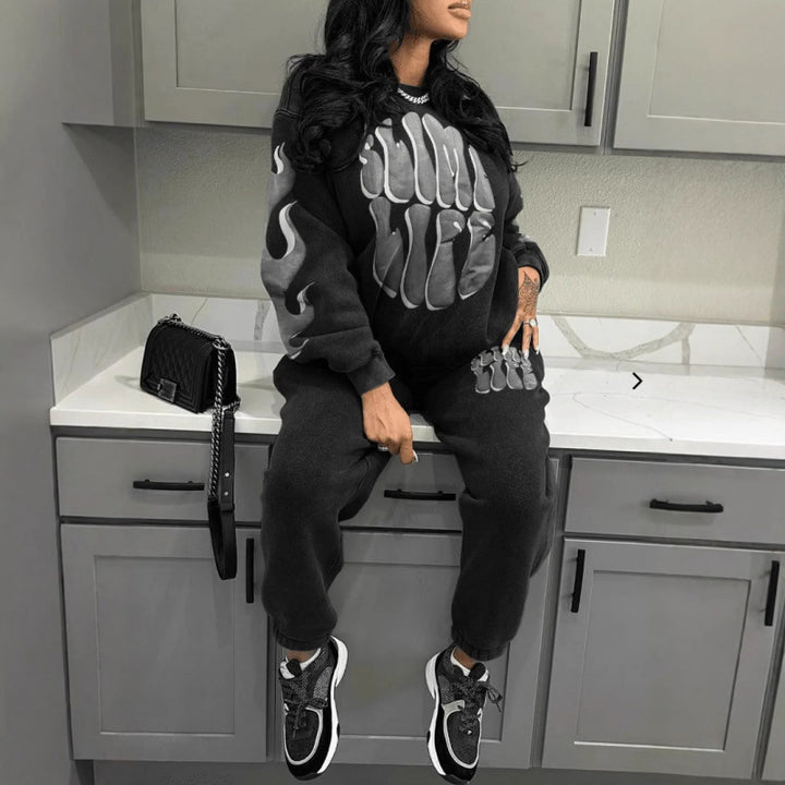 Women's tracksuit with trendy graphic design and sporty fit Lisslune