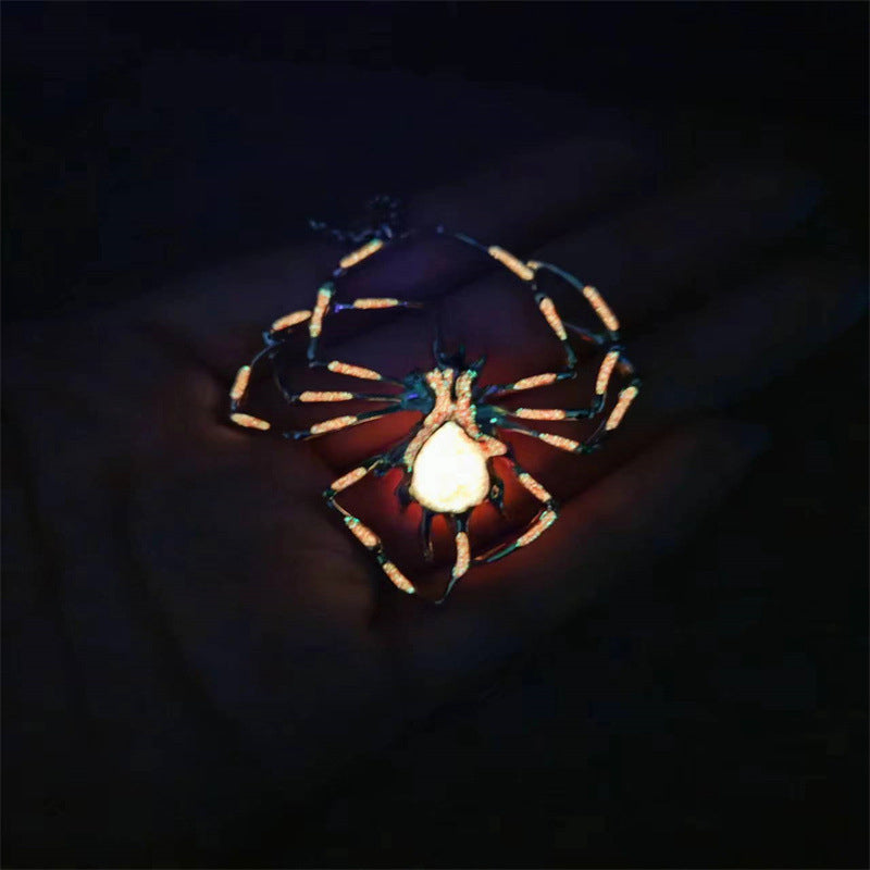 Lisslune | Glow-in-the-Dark 3D Spider Necklace