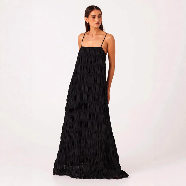 Women's maxi dress with romantic pleated structure and delicate spaghetti straps