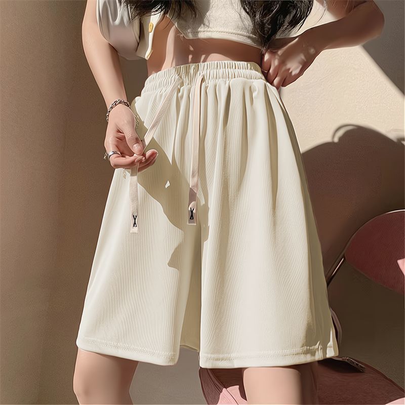 Women's casual sports shorts with elastic waistband and practical side pockets