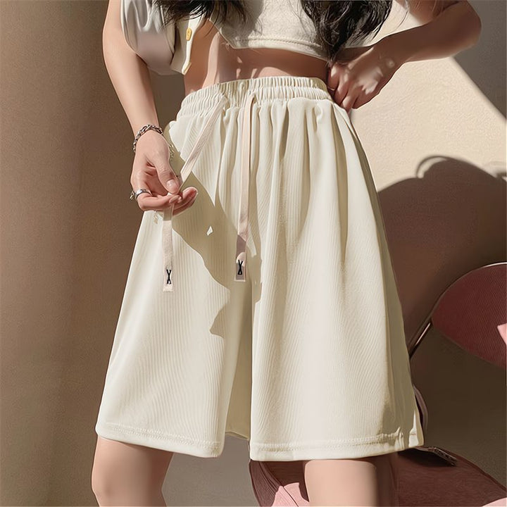 Women's casual sports shorts with elastic waistband and practical side pockets
