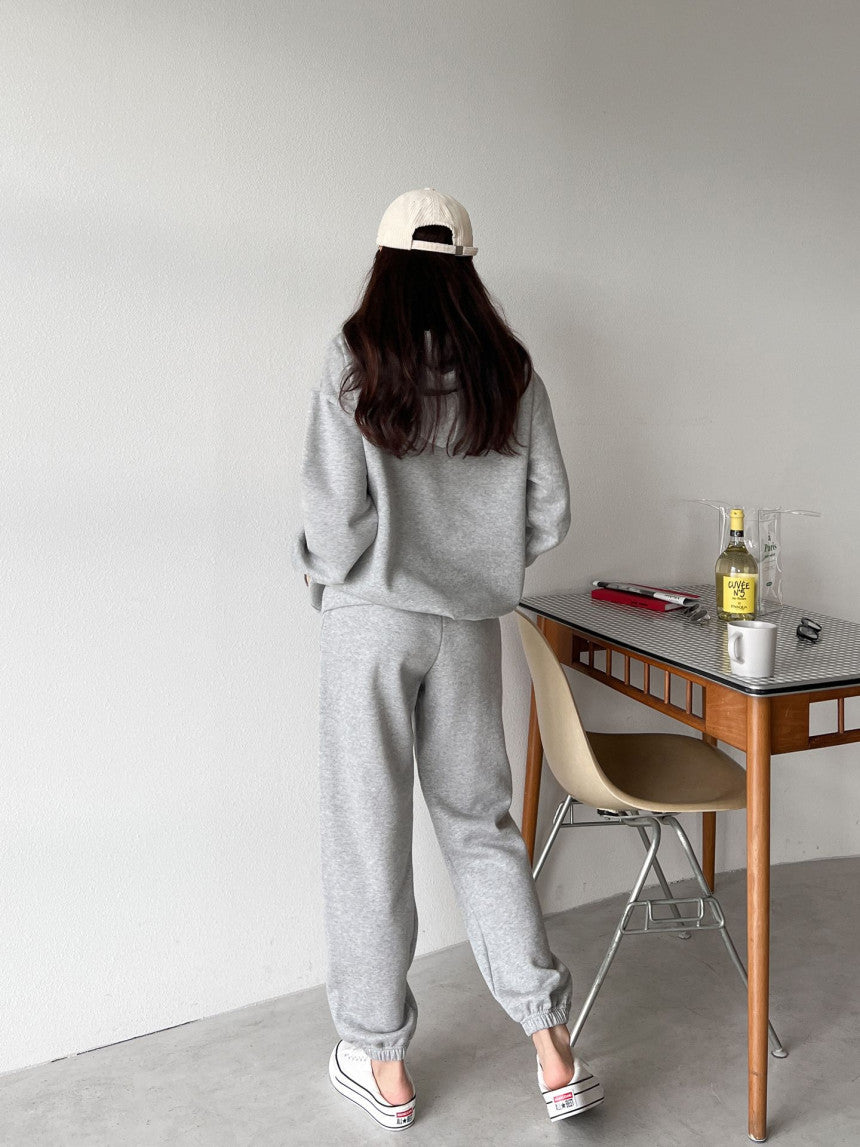 Women's casual hoodie and jogger set made of soft cotton blend with practical kangaroo pocket Lisslune
