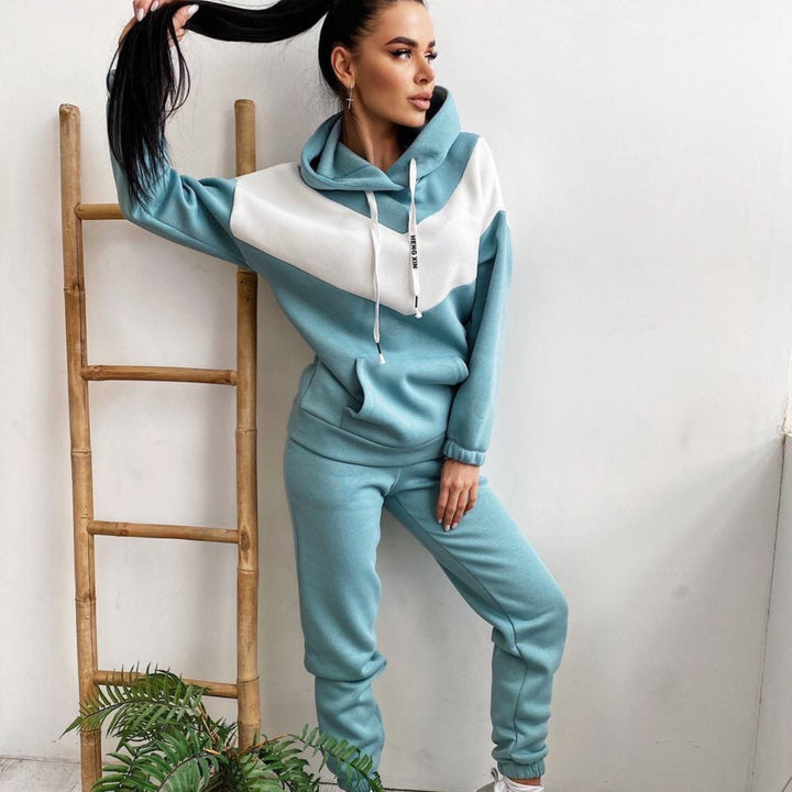 Women's sporty loungewear set with high collar and practical kangaroo pocket Lisslune