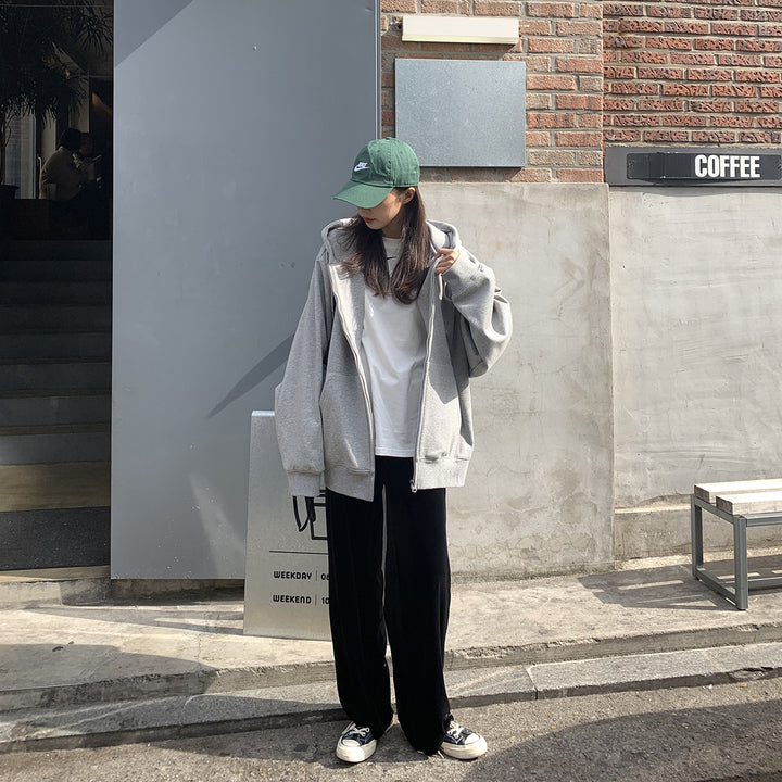 Women's hoodie with an oversized fit and practical pockets