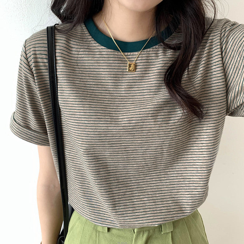 Women's striped T-shirt with contrasting round neckline and comfortable fit
