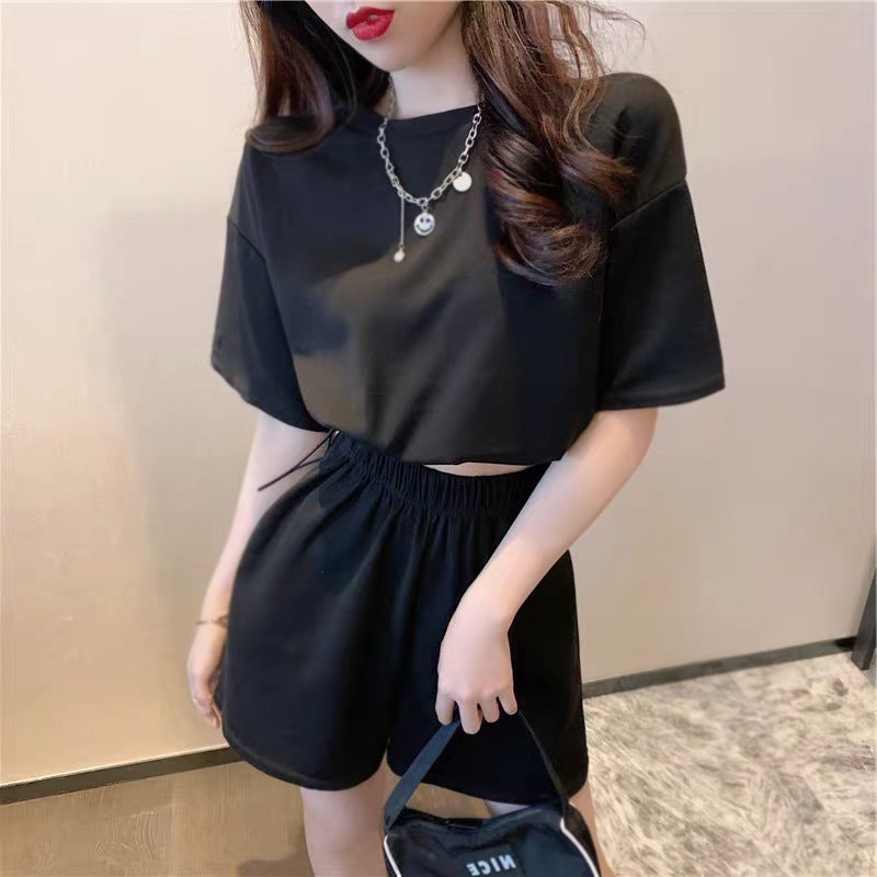 Women's leisure suit with a comfortable round neck and elastic waistband