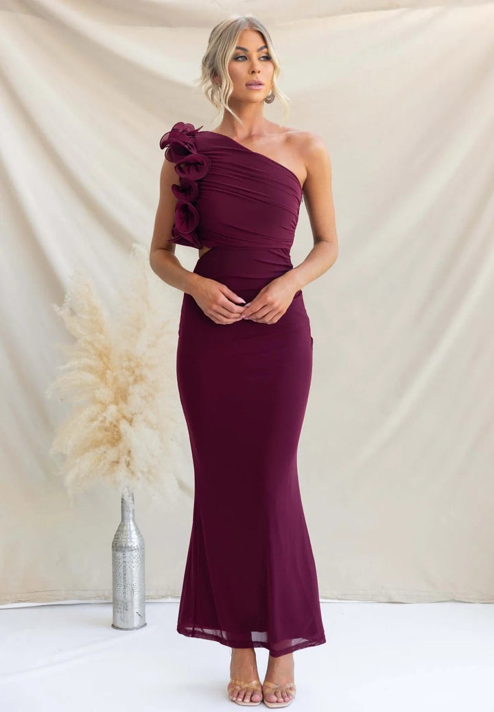 Ladies Elegant Ruffled Maxi Dress with an Off-Shoulder Design and Tailored Fit