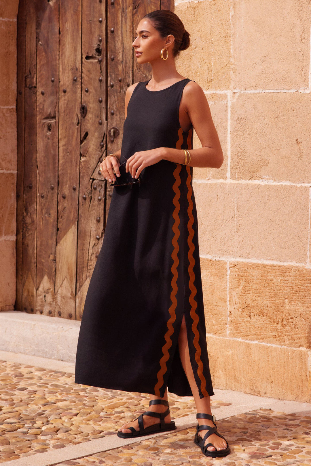 Women's midi dress with a casual cut and side slits