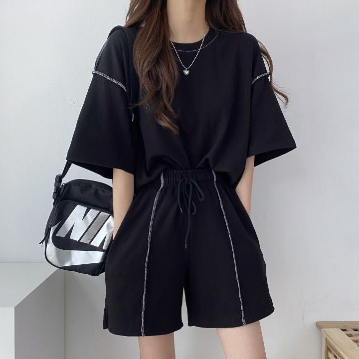 Ladies leisure suit with casual cut and elastic waistband