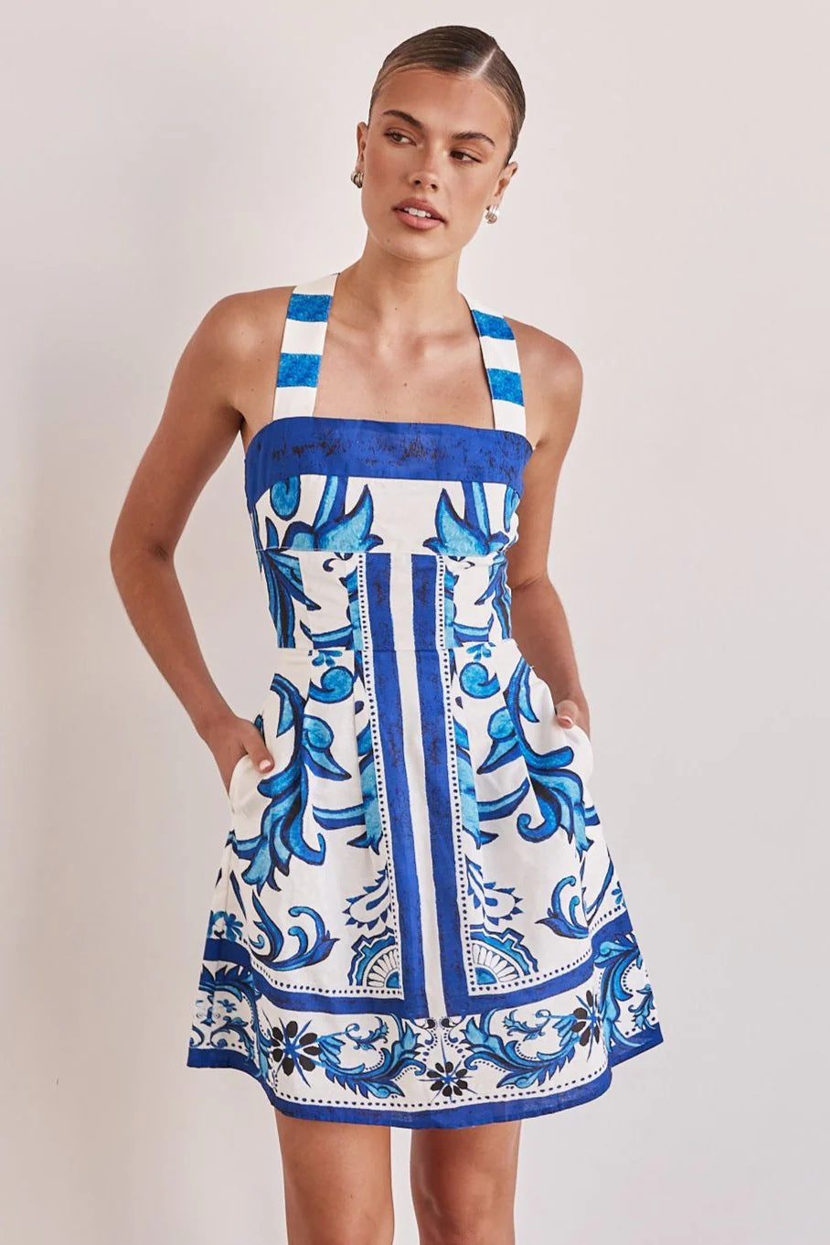 Women's summer dress with elegant design and practical pockets