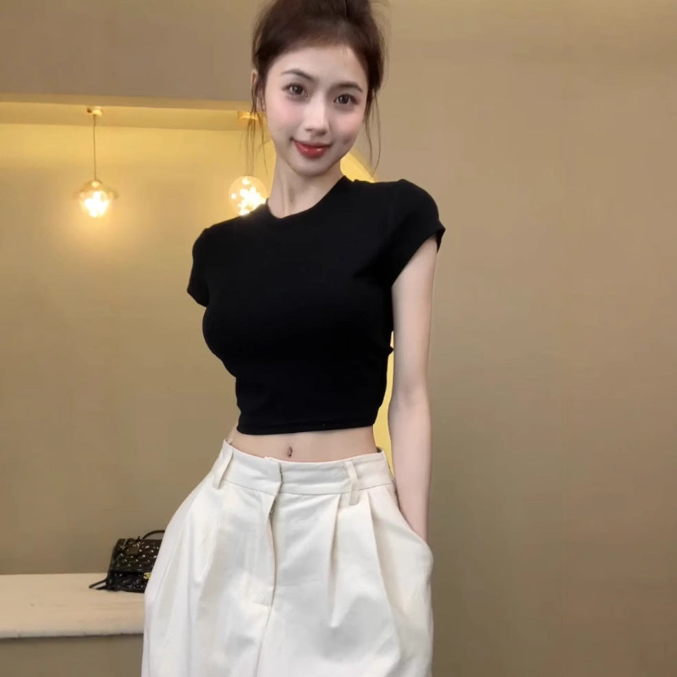 Women's crop top with a fitted cut and elastic material
