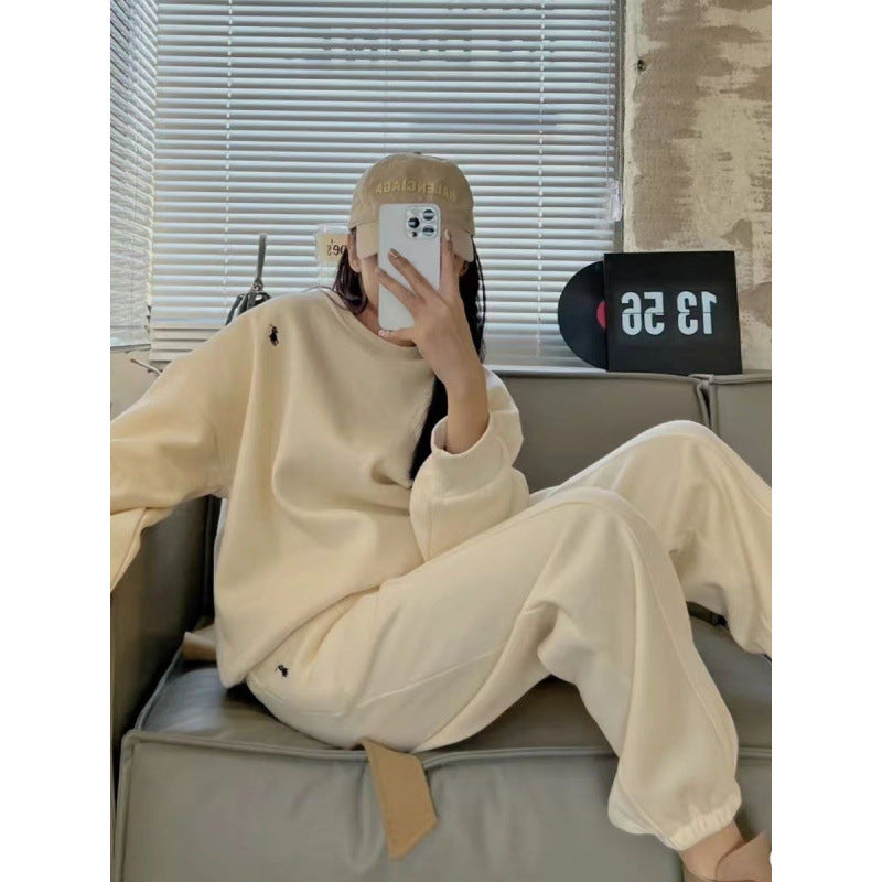 Women's comfortable sweat suit with practical pockets and elastic waistband Lisslune