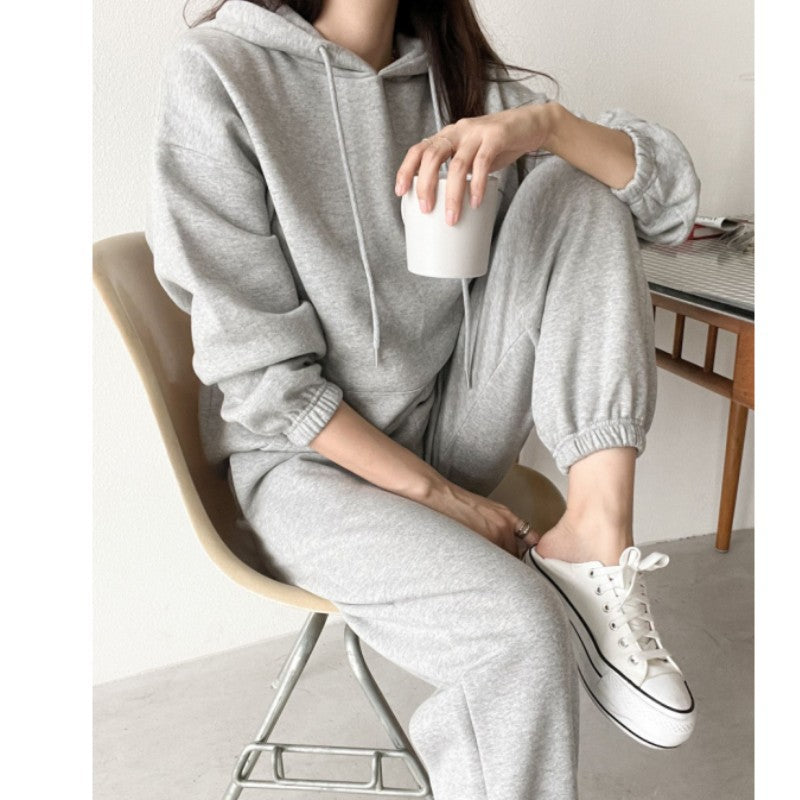Women's casual hoodie and jogger set made of soft cotton blend with practical kangaroo pocket Lisslune