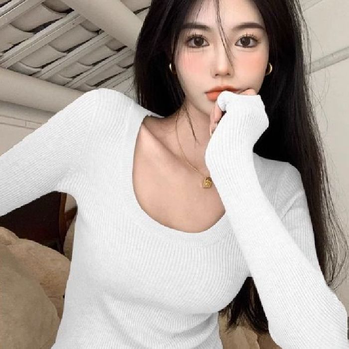 Women's long sleeve shirt with deep round neck and fine rib structure