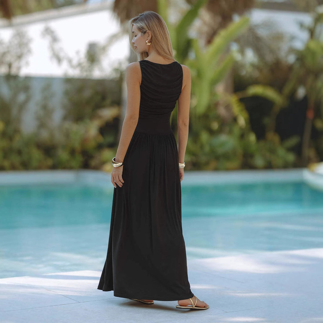 Women's maxi dress with elegant pleats and sleeveless design