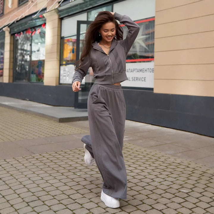 Women's sporty leisure set with cropped sweat jacket and comfortable joggers Lisslune