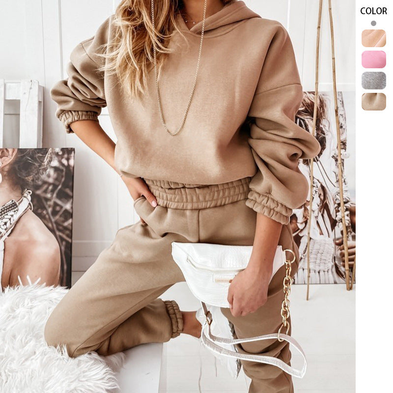 Women’s tracksuit with modern cut and casual hoodie style