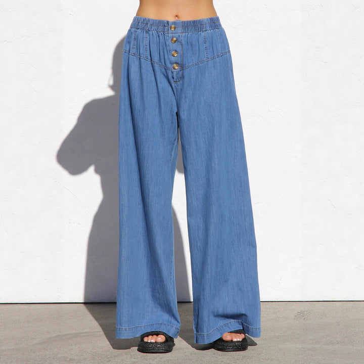 Ladies wide denim hotpants with elastic waistband and button details Lisslune