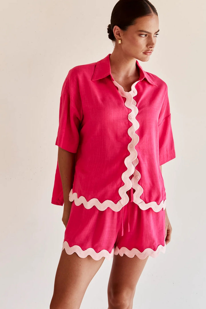 Women's leisure set with stylish short-sleeve shirt and casual shorts