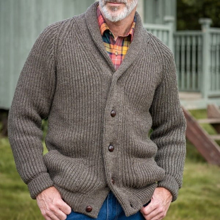 Men's chunky knitted cardigan with practical pockets and modern V-neck Lisslune