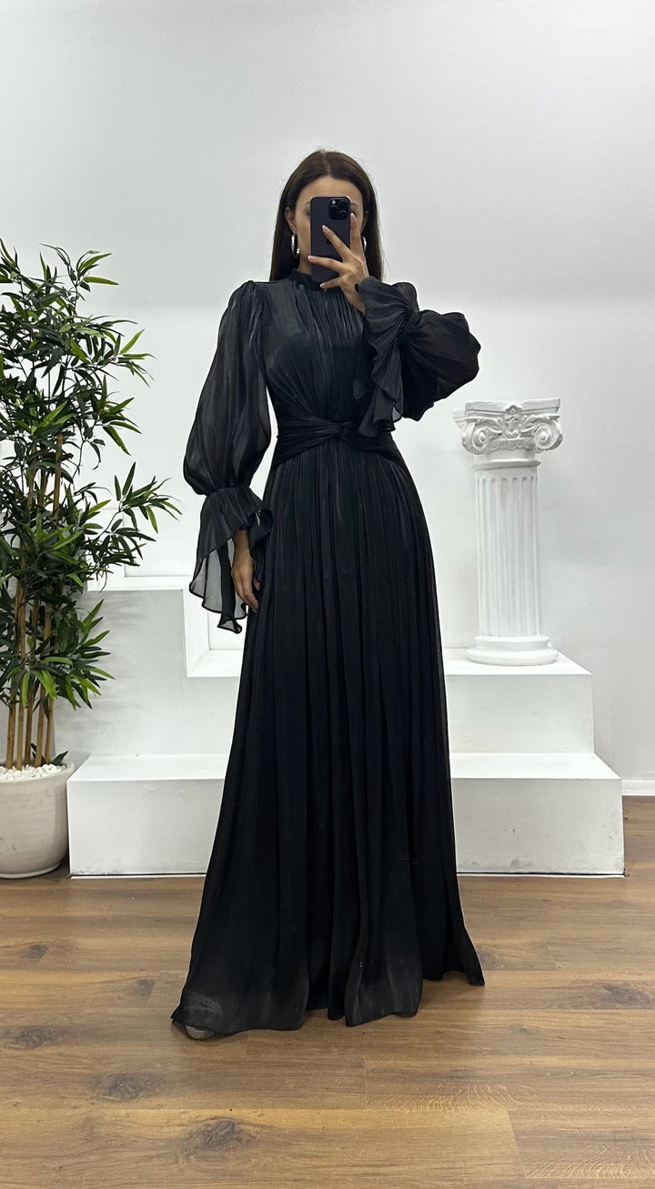 Women's maxi dress with a figure-flattering cut and elegant gathering
