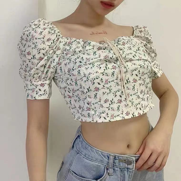 Women’s crop top with puff sleeves and floral design
