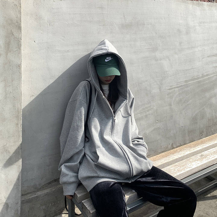 Women's hoodie with an oversized fit and practical pockets
