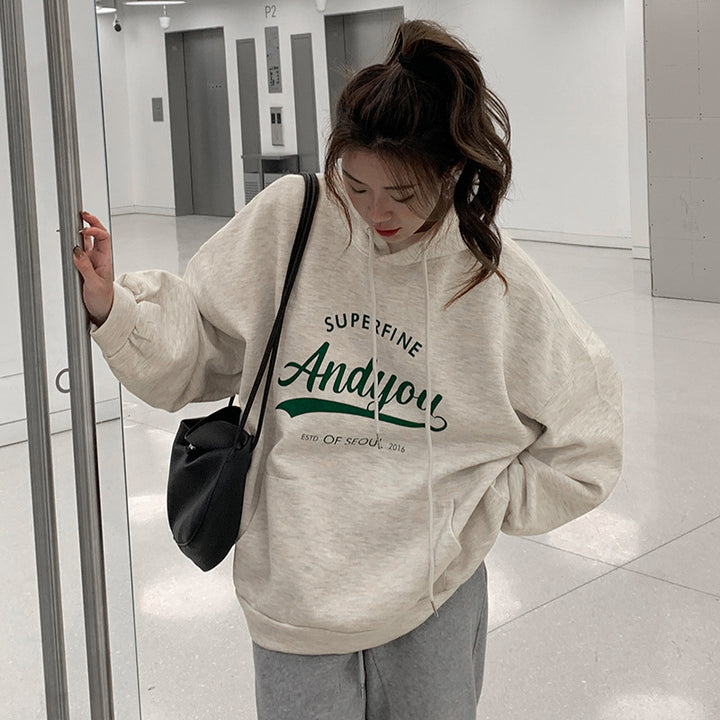 Women's hoodie with modern lettering and casual fit