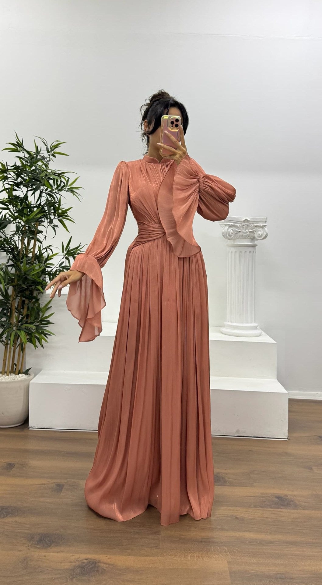 Women's maxi dress with a figure-flattering cut and elegant gathering