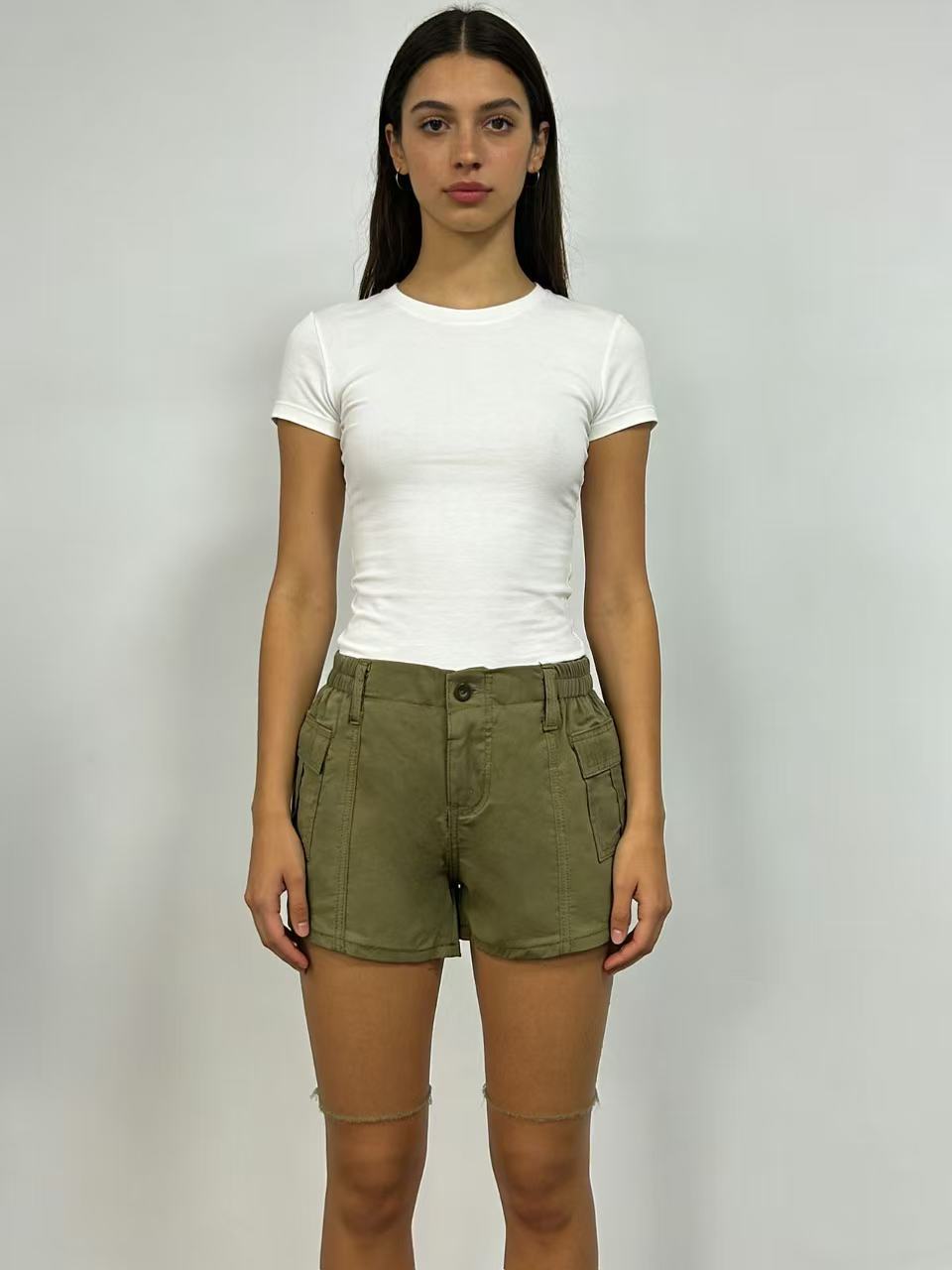 Women's cargo shorts with functional side pockets and elastic waistband Lisslune
