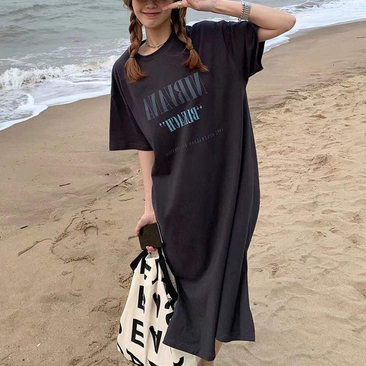 Women's casual dress with graphic print and relaxed fit