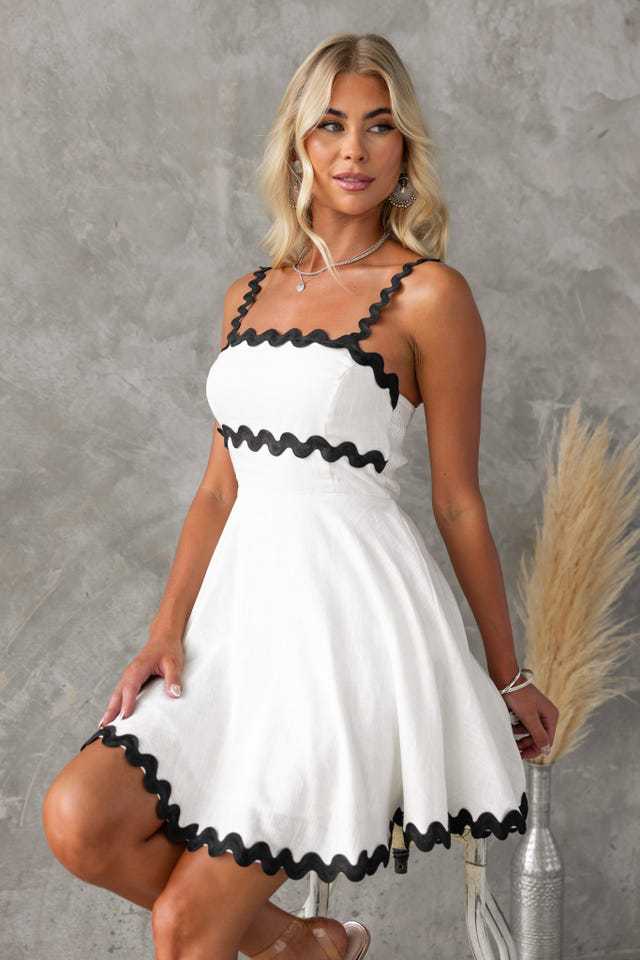 Women's casual dress with voluminous ruffles and decorative wave hem