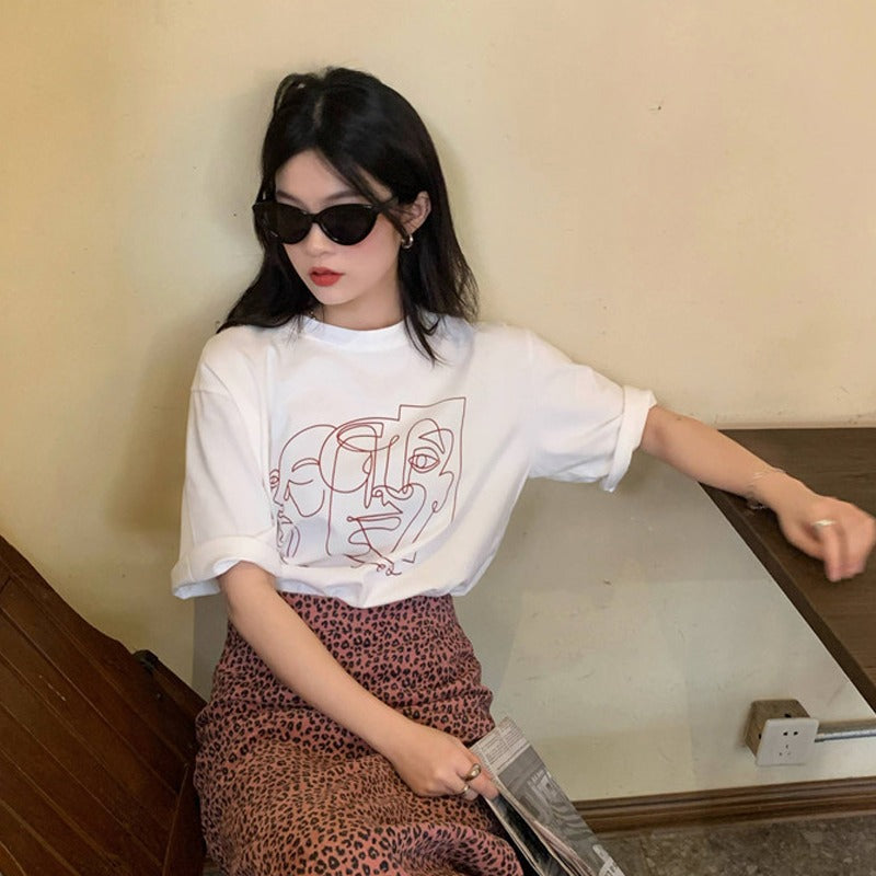 Women's graphic t-shirt with modern line art design and casual fit