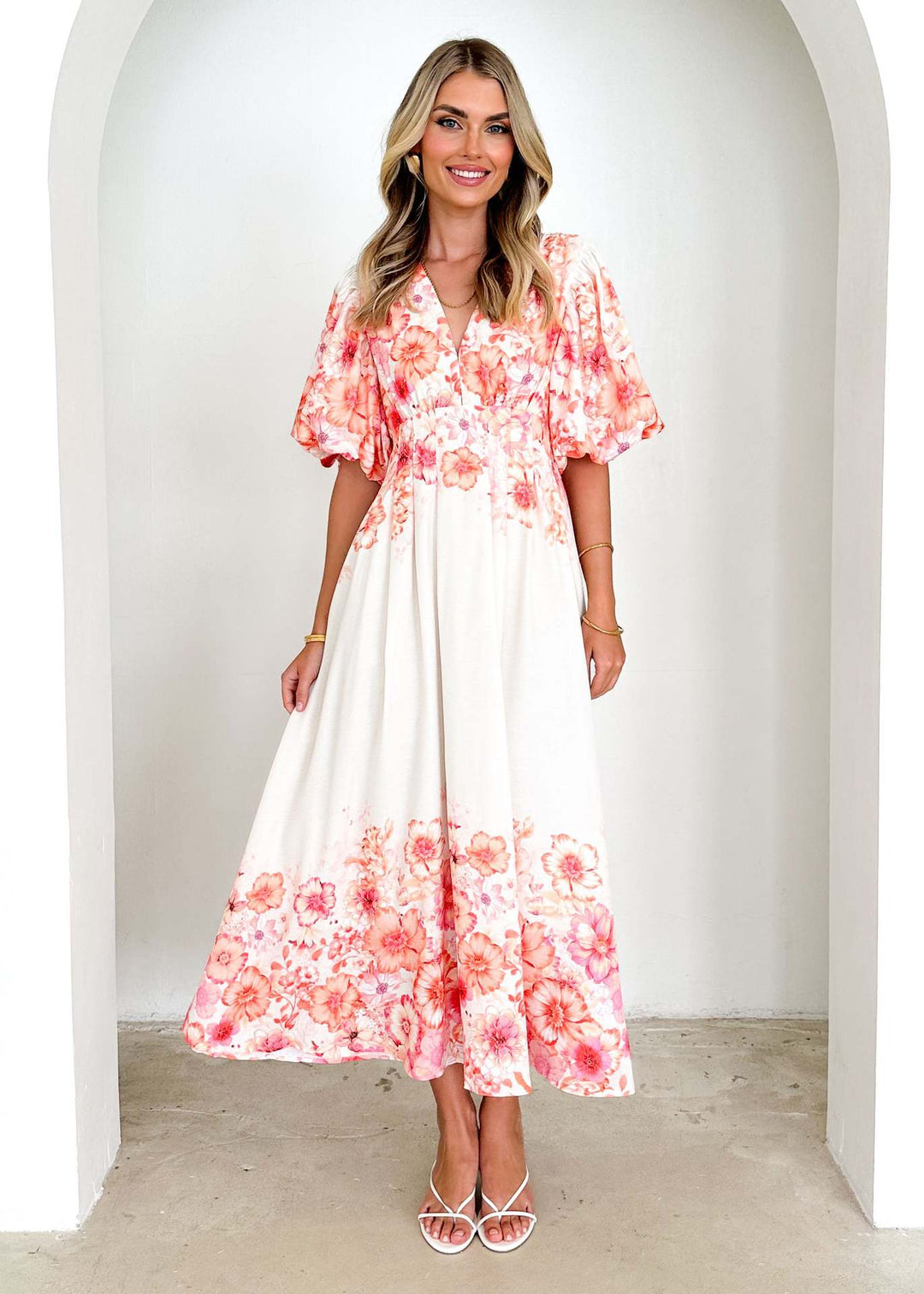 Women's maxi dress with voluminous puff sleeves and flowing cut