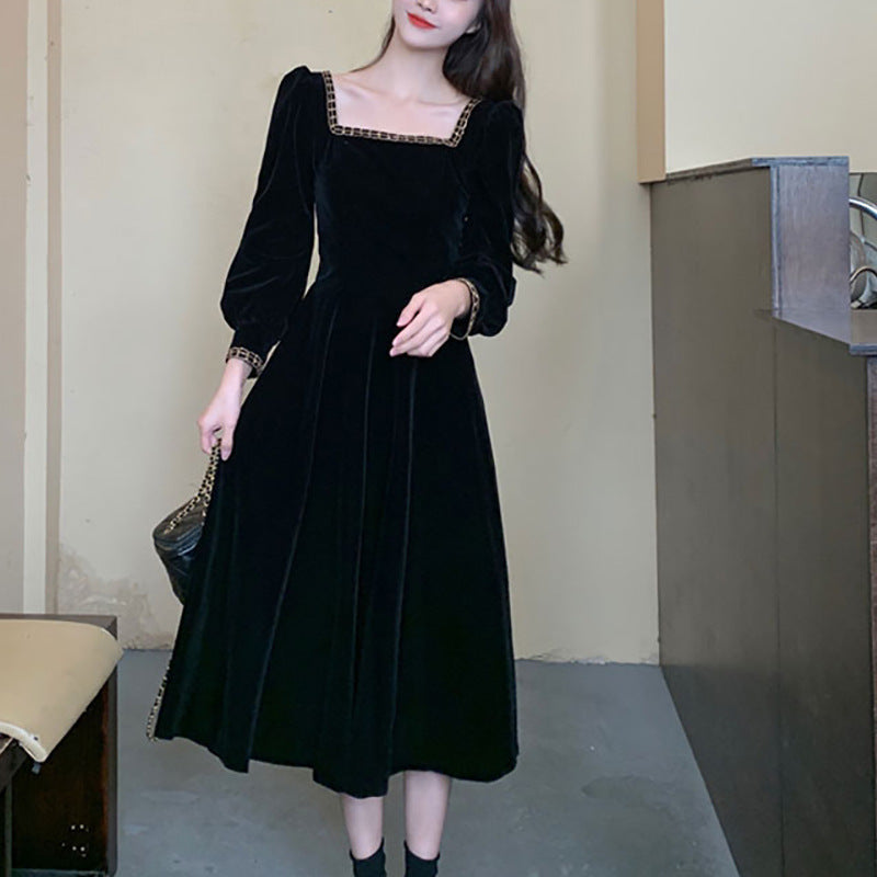 Women's elegant velvet midi dress with square neckline and puff sleeves