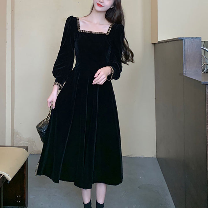 Women's elegant velvet midi dress with square neckline and puff sleeves