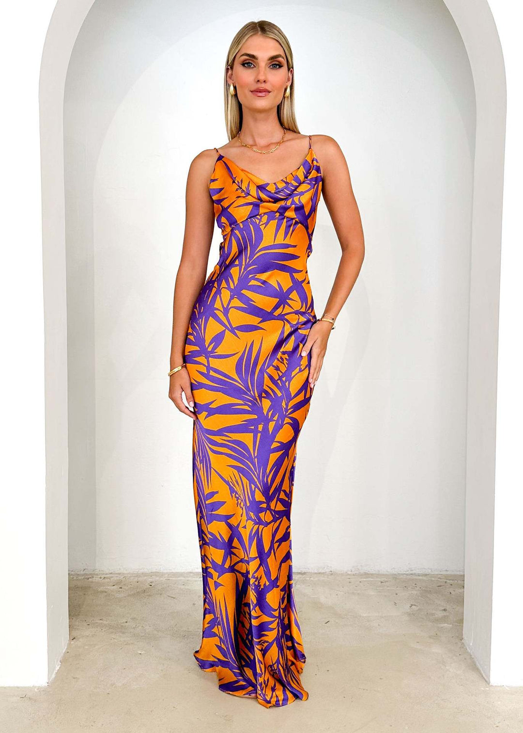 Women's maxi dress with deep neckline and floral print Lisslune