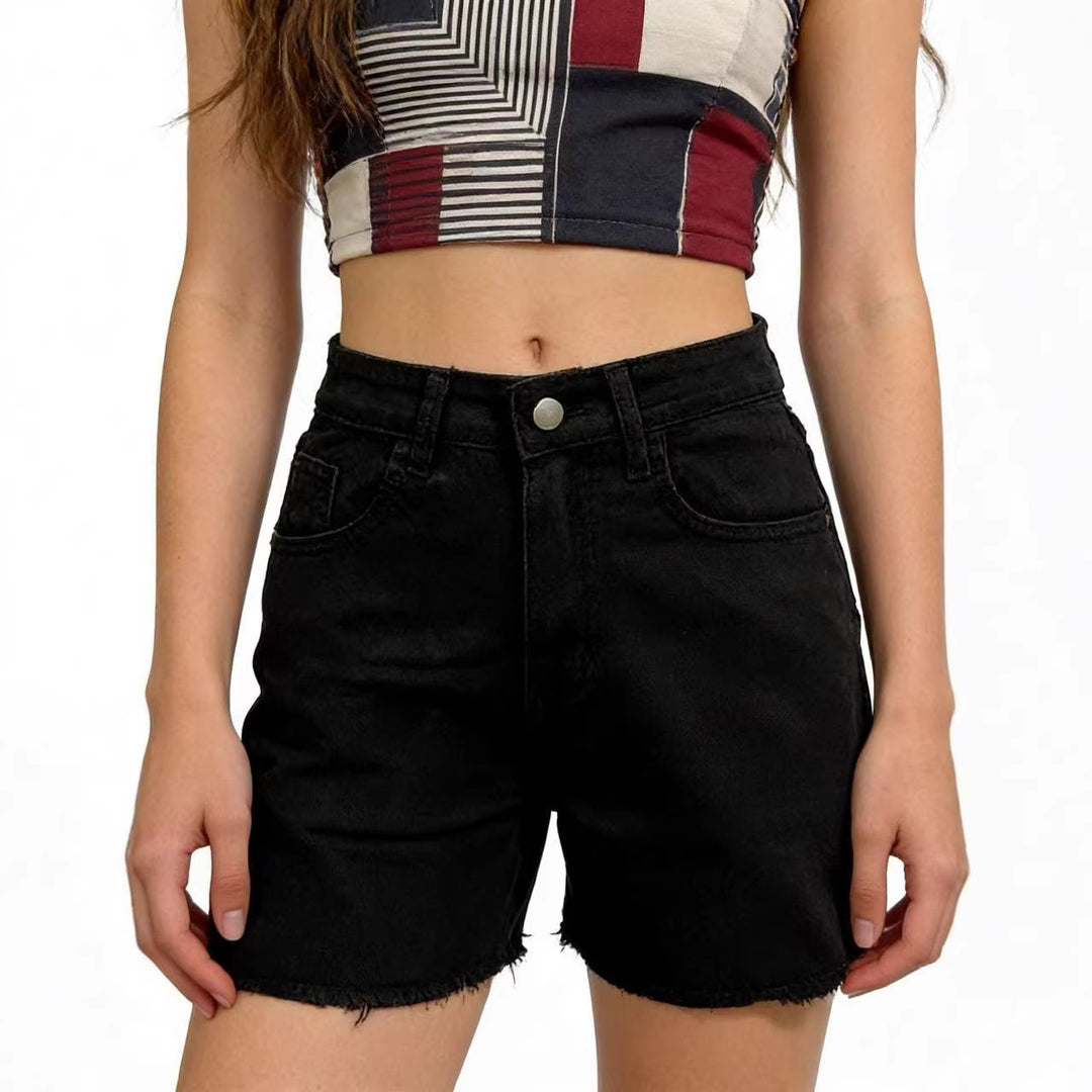 Ladies fashionable denim shorts in a casual cut with frayed hem Lisslune